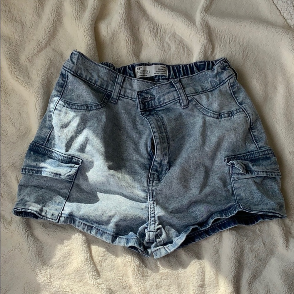 Light wash cargo jean shorts (small)